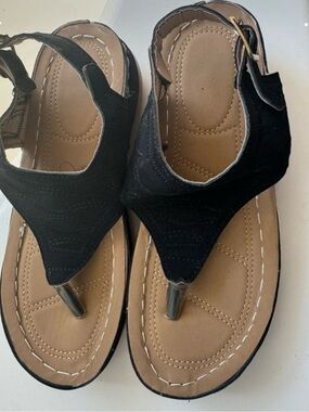 Source Unknown Black Thong Sandals with Tan Footbed